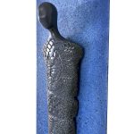 Veggskulptur på metall