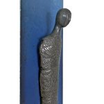 Veggskulptur på metall
