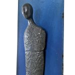 Veggskulptur på metall