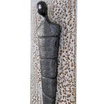 Veggskulptur på metall