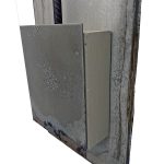 Keramisk veggskulptur på metall